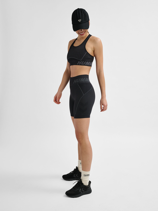 hmlTE CHRISTEL SEAMLESS SHORTS, BLACK/ASPHALT MELANGE, model