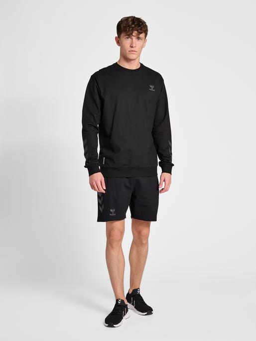 hmlOFFGRID COTTON SWEATSHIRT, JET BLACK/FORGED IRON, model