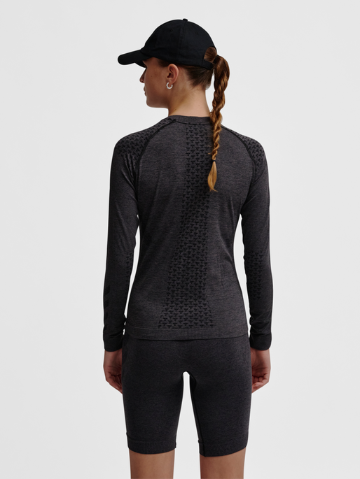 hmlCI SEAMLESS T-SHIRT L/S, BLACK MELANGE, model