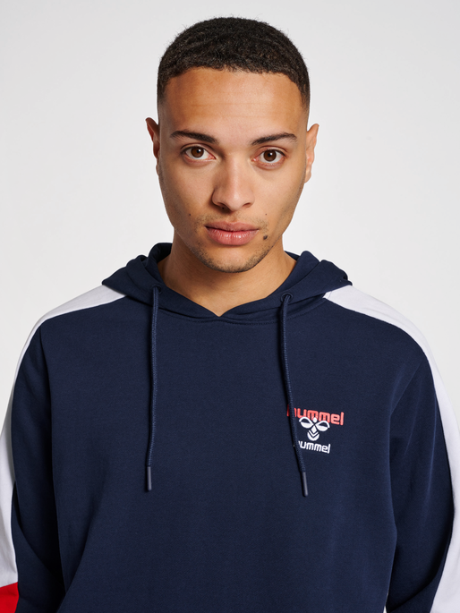 hmlIC CLAUDE HOODIE, PEACOAT, model