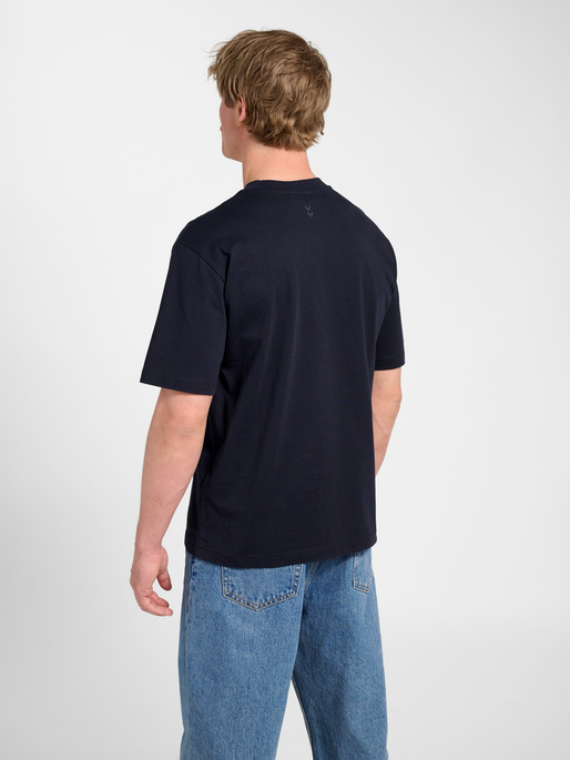 hmlKEEPER LOGO T-SHIRT S/S, NIGHT SKY, model