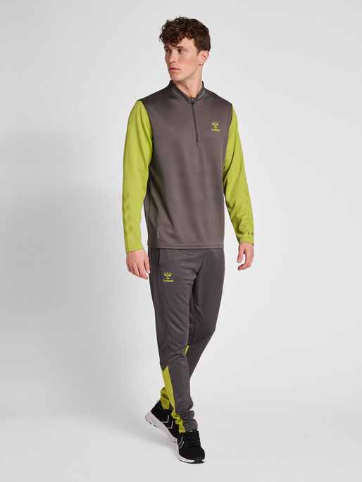 hmlONGRID POLY PANTS, FORGED IRON/DARK CITRON, model