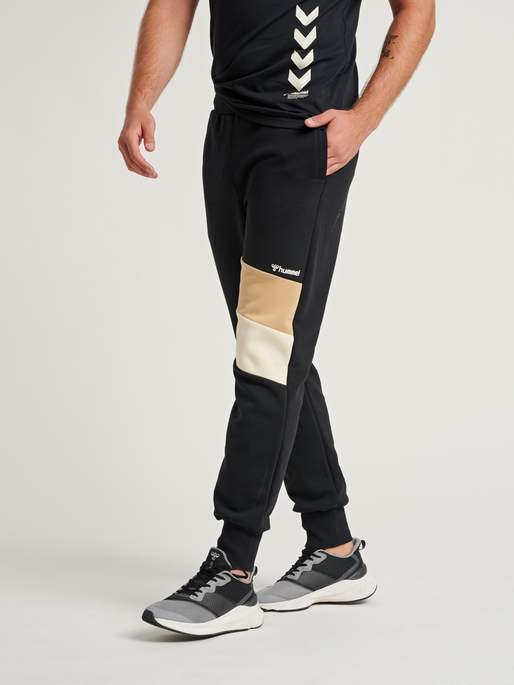 hmlAIDAN REGULAR PANTS, 2001, model