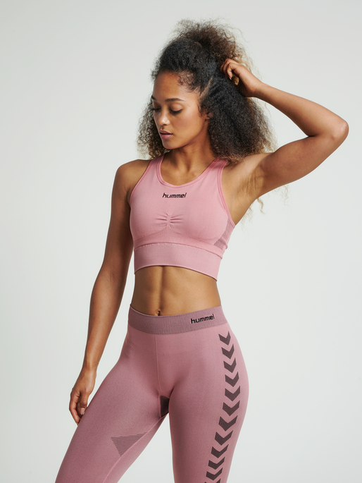 HUMMEL FIRST SEAMLESS BRA WOMAN, DUSTY ROSE, model