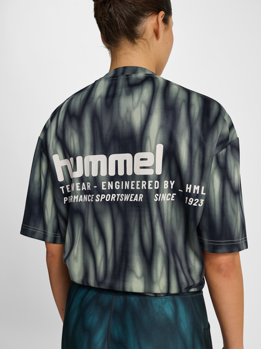hmlHIIT AOP LOOSE T-SHIRT S/S, SEAGRASS, model