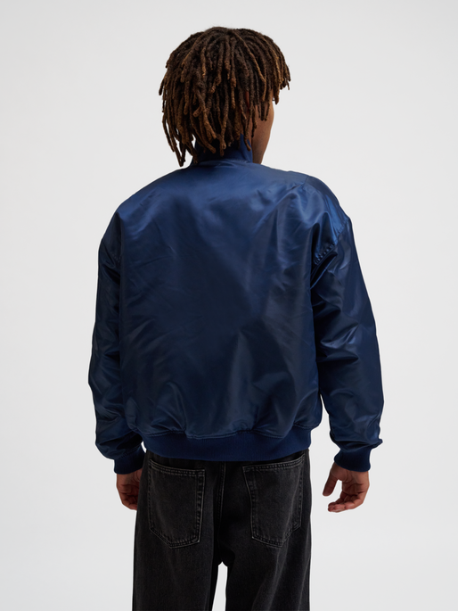 hmlBASEBALL JACKET BEE, DRESS BLUES, model