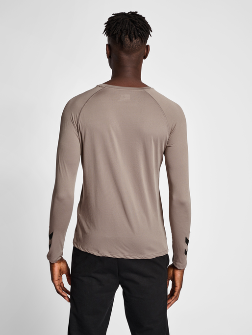 hmlMT BOW T-SHIRT L/S, DRIFTWOOD, model