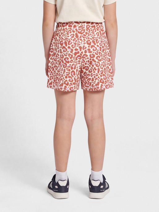 hmlJUMPY AOP SHORTS, COPPER BROWN, model