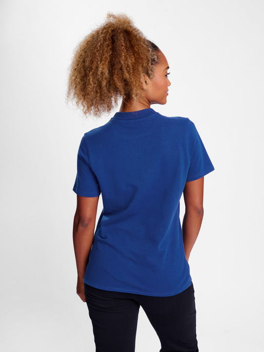 hmlGO 2.0 POLO WOMAN, TRUE BLUE, model