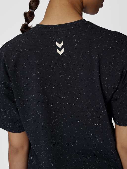 hmlMT ULTRA BOXY SHORT T-SHIRT, BLACK MELANGE, model