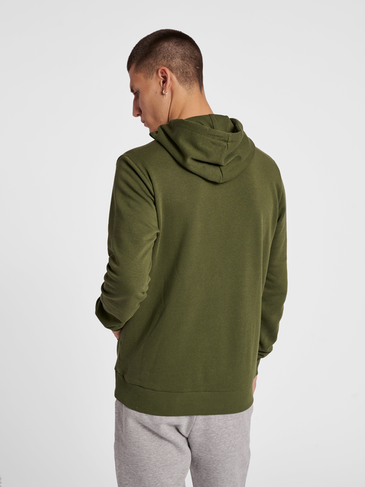 hmlOSCAR HOODIE, RIFLE GREEN, model