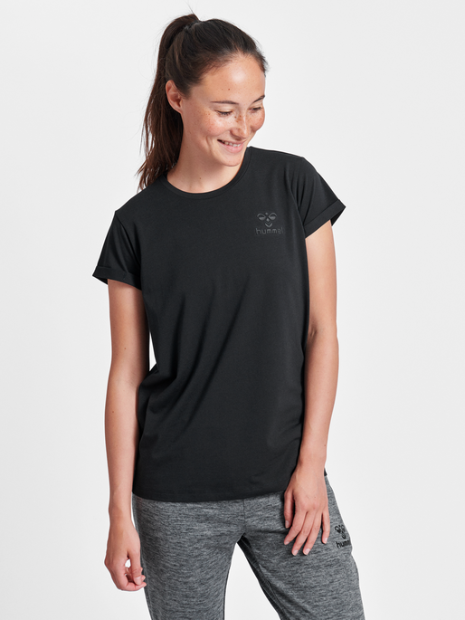 HMLISOBELLA T-SHIRT S/S, BLACK, model