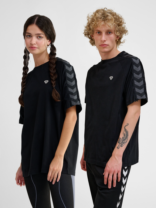 hmlARCHIVE LOOSE T-SHIRT S/S, BLACK/EBONY, model