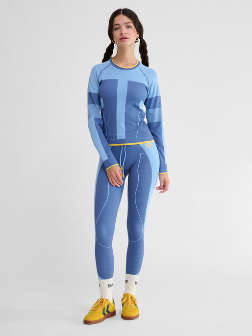 hmlSEAMLESS TEE LS, DUTCH BLUE, model