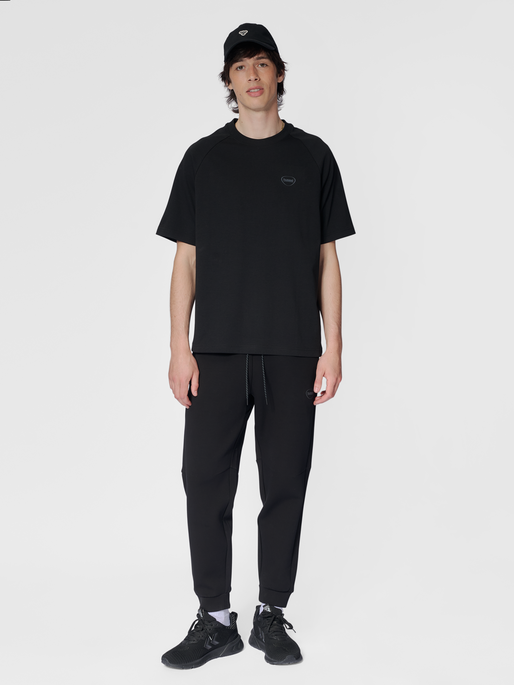 hmlTECH LOOSE TEE, BLACK, model