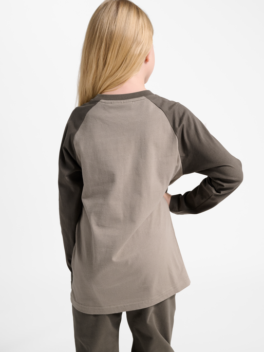 hmlJR LOGO T-SHIRT L/S, DARK NIGHT, model