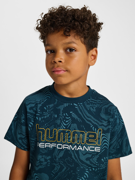 hmlJR AOP LOGO T-SHIRT, REFLECTING POND, model
