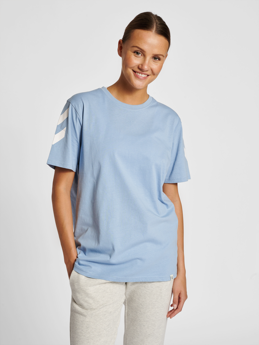 hmlLEGACY CHEVRON T-SHIRT, ASHLEY BLUE, model