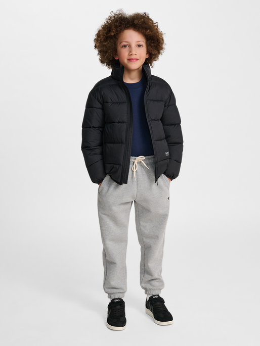 hmlJR LIGHTWEIGHT PUFFER JACKET, BLACK, model