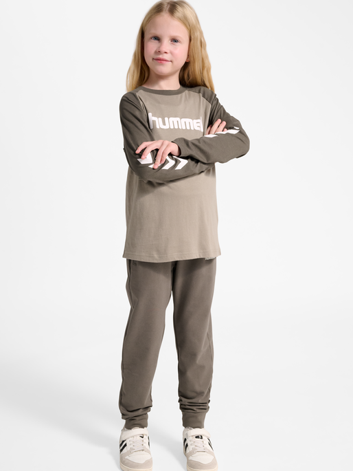 hmlJR LOGO T-SHIRT L/S, DARK NIGHT, model