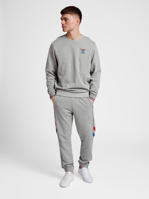 hmlIC DAYTON SWEATSHIRT, GREY MELANGE, model