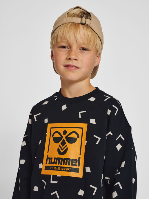 hmlELIJAH SWEATSHIRT, 2001, model