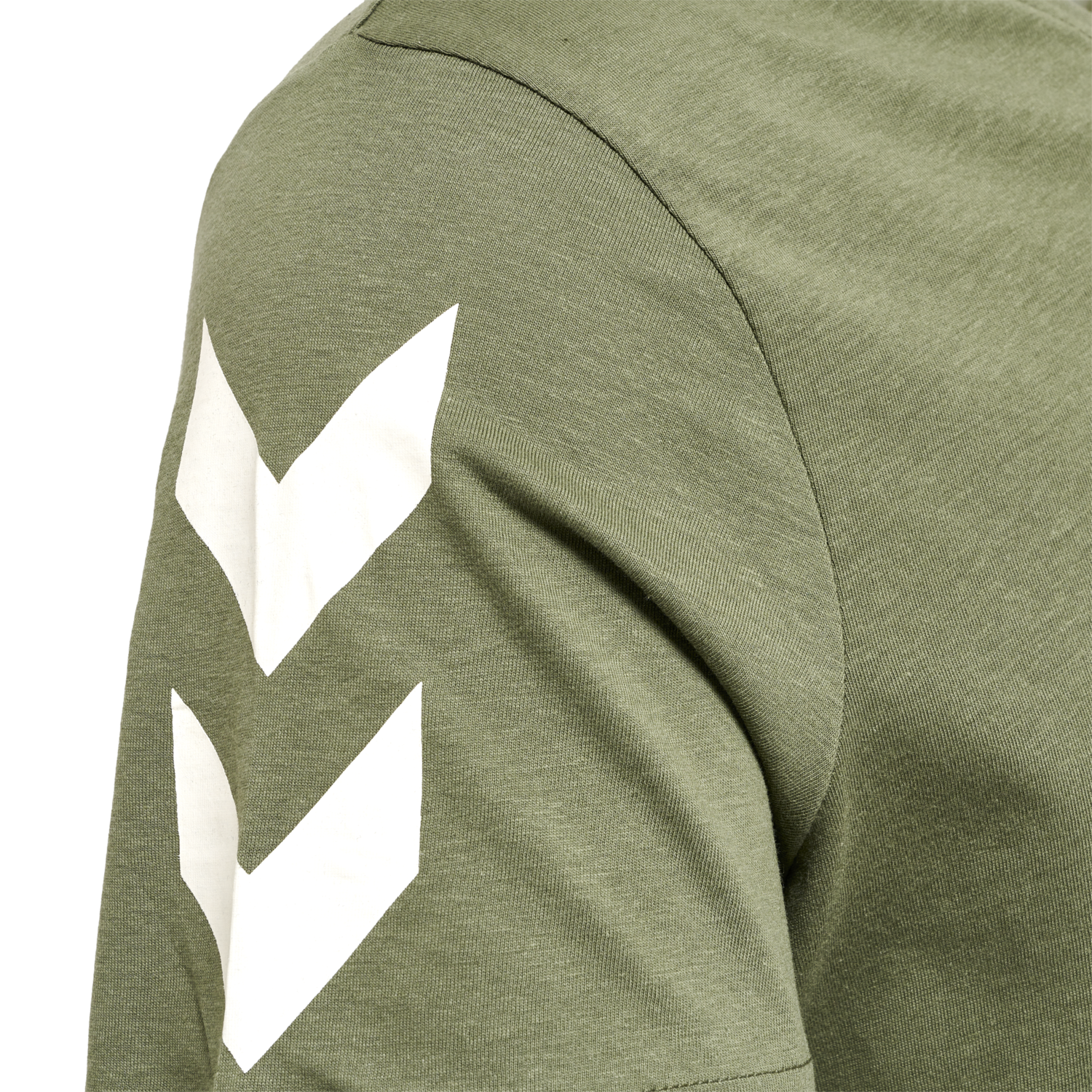 hmlLEGACY CHEVRON T-SHIRT, BEETLE, packshot