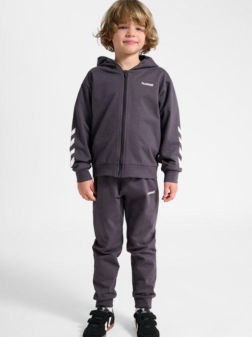 hmlJR LOGO ZIP JACKET, EBONY, model