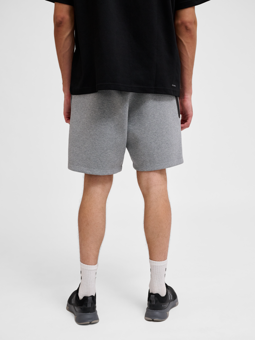 hmlTECH FLEECE SHORTS, GREY MELANGE, model