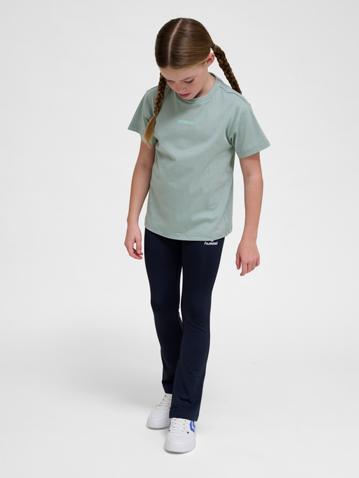 hmlELLA T-SHIRT S/S, ICEBERG GREEN, model
