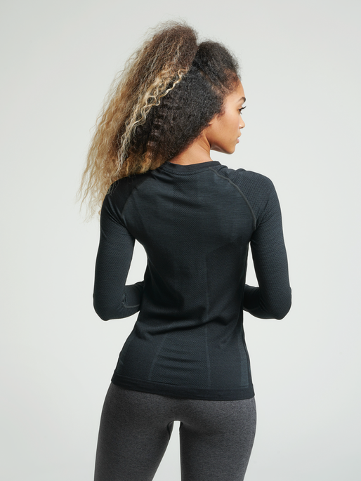 hmlCLEA SEAMLESS T-SHIRT L/S, BLACK MELANGE, model