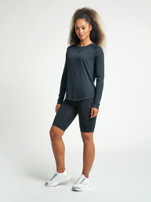 hmlVANJA T-SHIRT L/S, BLACK, model