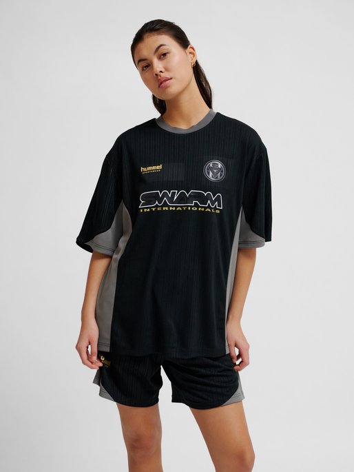 hmlLOOSE FB JERSEY S/S TOPSCORER, BLACK, model