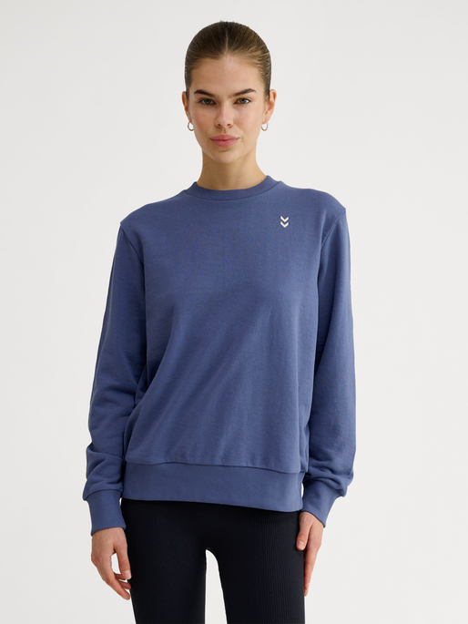 hmlPULSE W SWEAT CREWNECK, BLUE INDIGO, model