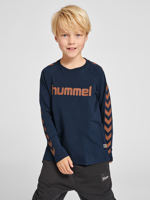 hmlBOYS T-SHIRT L/S, BLACK IRIS/SIERRA, model