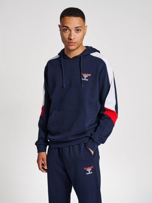 hmlIC CLAUDE HOODIE, PEACOAT, model