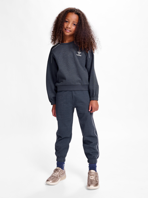 hmlGIZELA SWEATSHIRT, OMBRE BLUE, model