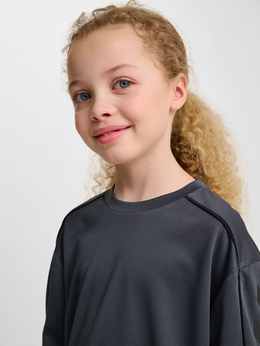 hmlJR T-SHIRT L/S, EBONY, model