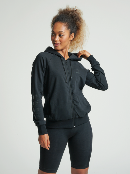 hmlNONI ZIP HOODIE, 2001, model