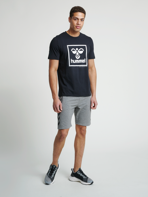 hmlISAM T-SHIRT, BLACK, model