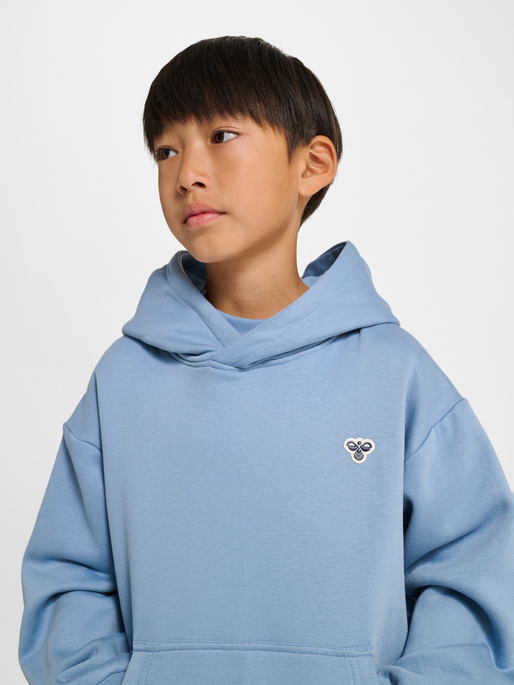 hmlJR LOOSE HOODIE BEE, FADED DENIM, model