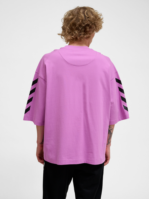 hmlOVERSIZED WILLY T-SHIRT SW, VIOLET, model