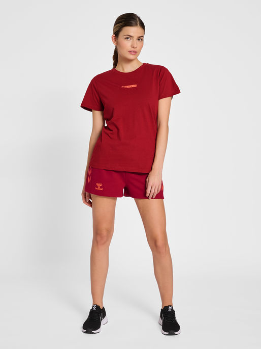 hmlOFFGRID TEE S/S WO, RHUBARB/NASTURTIUM, model