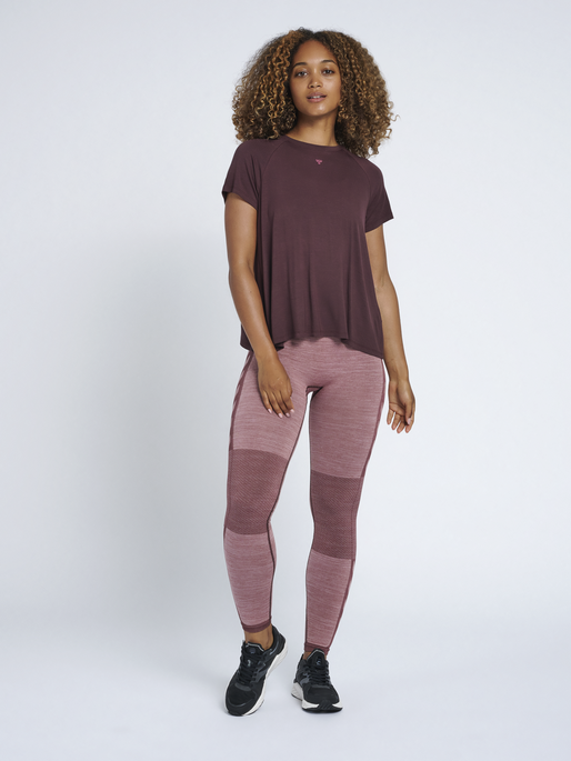 hmlFIONA T-SHIRT, FUDGE, model