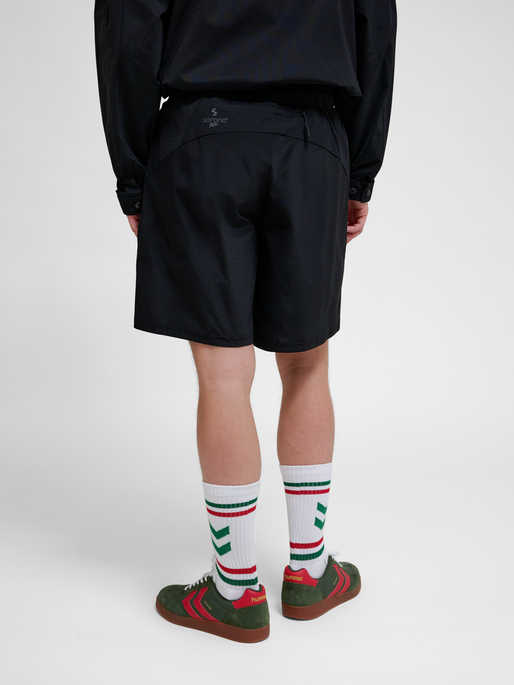 hmlSORONA REGULAR SHORTS, BLACK, model
