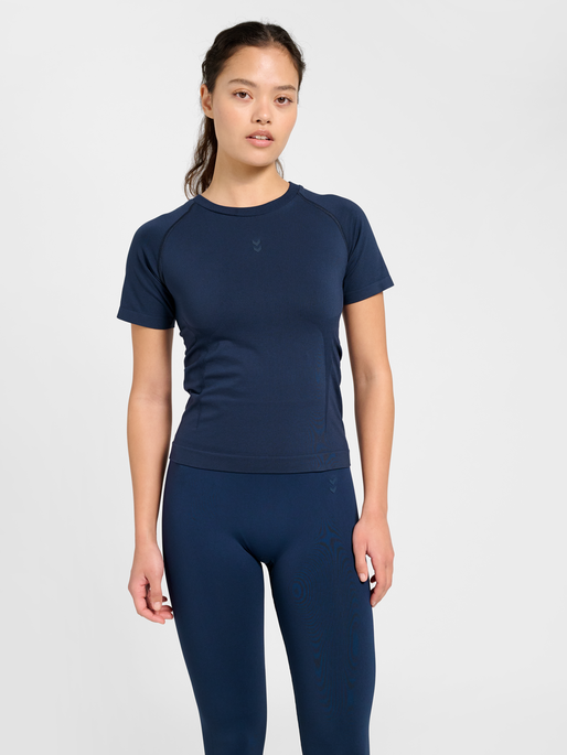 hmlFLOW T-SHIRT S/S, DRESS BLUES, model