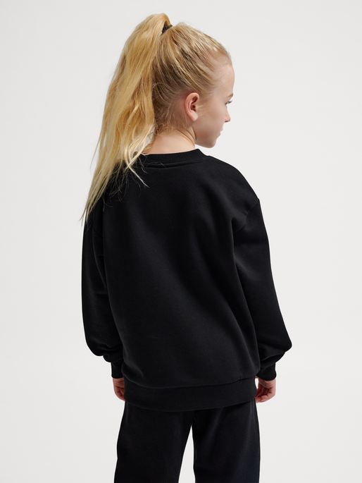 hmlJR LOOSE CREWNECK BEE, BLACK, model