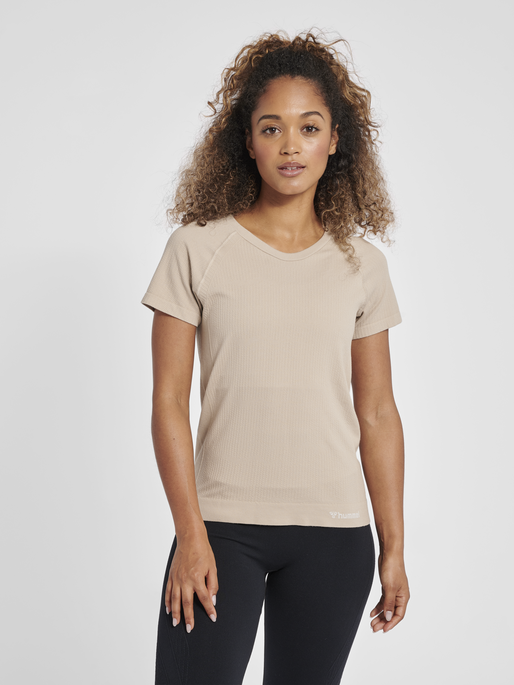 hmlMT FLOW SEAMLESS T-SHIRT, CHATEAU GRAY, model