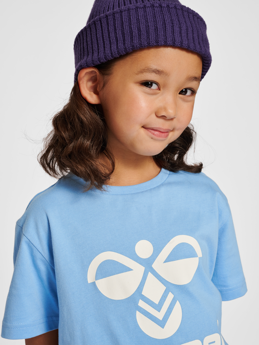 hmlTRES T-SHIRT S/S, DUSK BLUE, model