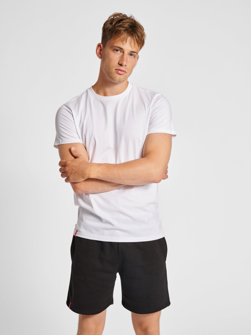 hmlRED HEAVY T-SHIRT S/S, WHITE, model